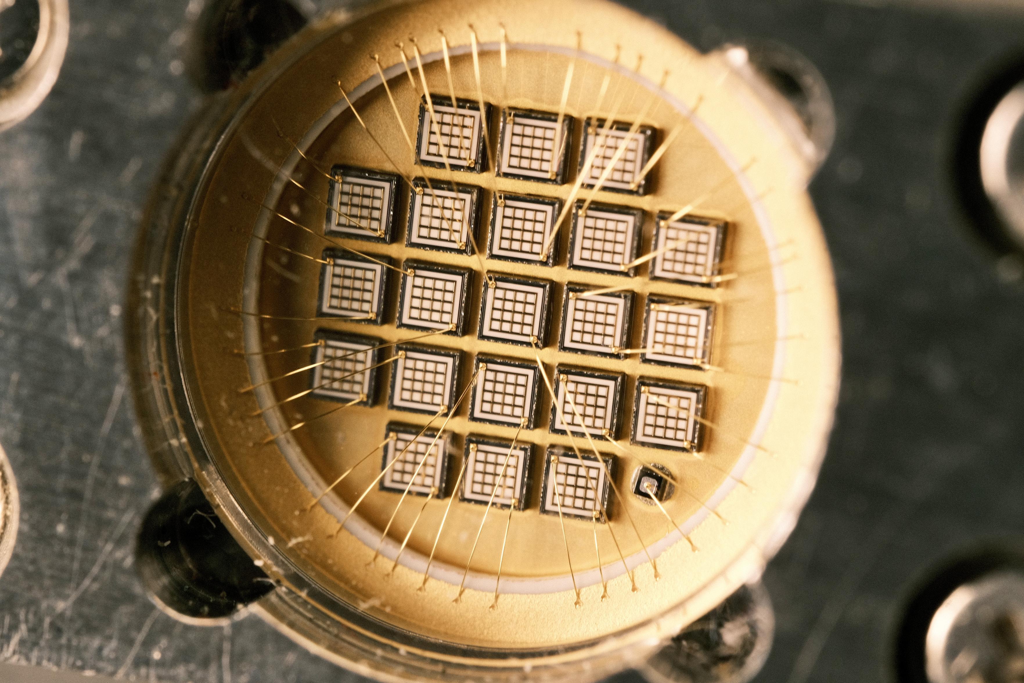 A slightly angled closeup of the die array. You can clearly see the die’s structures and the bondwires escaping to the side. It’s a beautiful golden clean housing